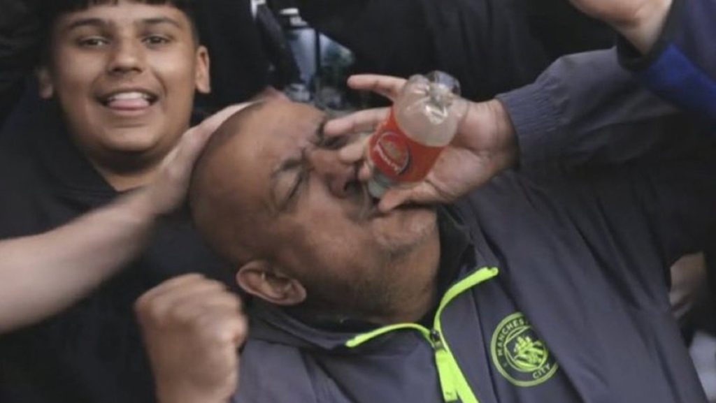 Man-City-fan-drinking-from-Arsenal-bottle.jpg