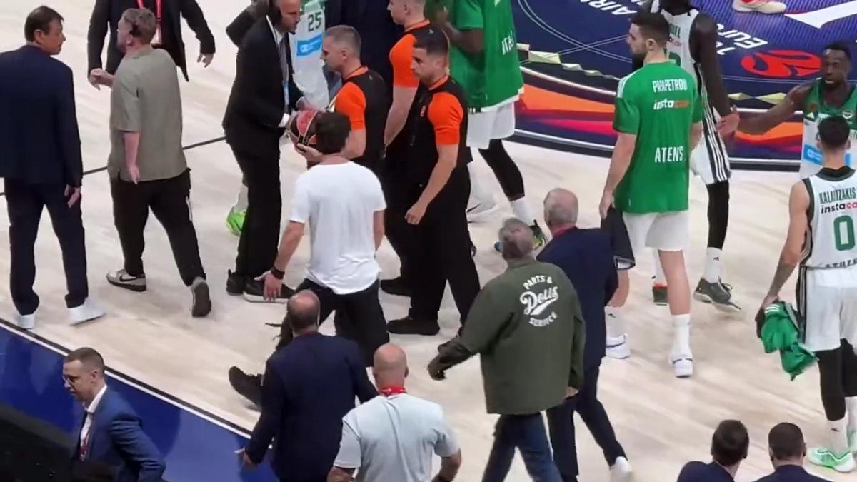 Le propriétaire des Panathinaikos a fait face aux arbitres à la pause