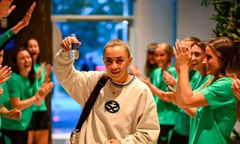 REGARDER: Katie McCabe reçoit un accueil ravissant alors qu'elle arrive pour le service en Irlande après le succès de la Ligue des champions