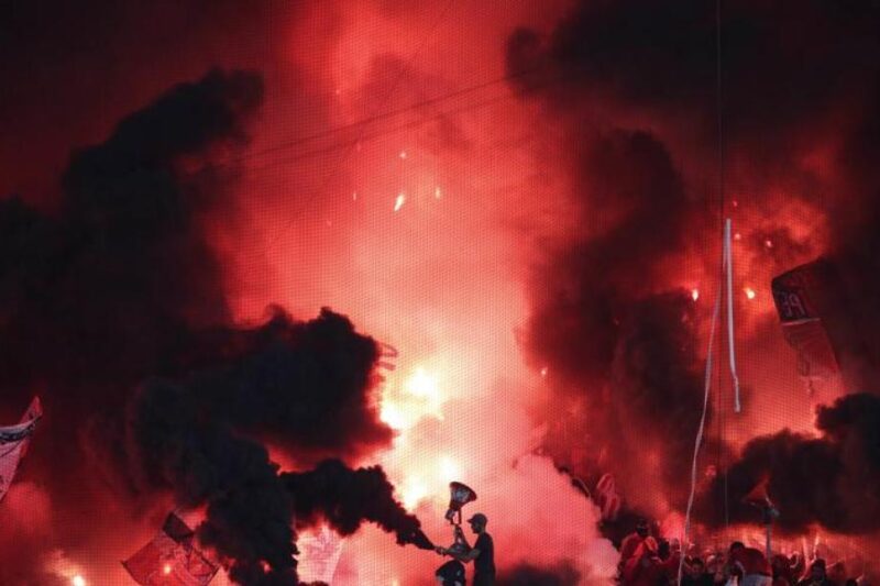Un policier décède dans le combat Hooligans d'Olympiakos et des Panathinaikos