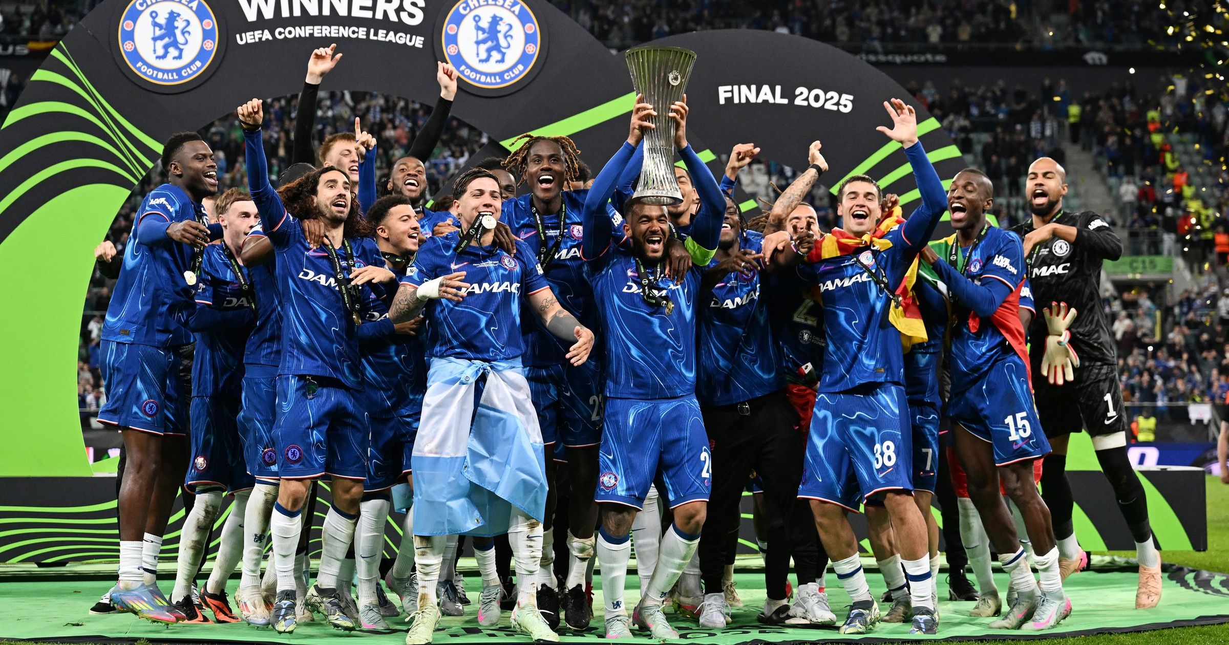 Joe Cole dit que les fans de Chelsea peuvent à nouveau “ tomber amoureux '' de l'escouade après que le club ait rebondi de «mess» pour remporter la ligue de la conférence de l'UEFA