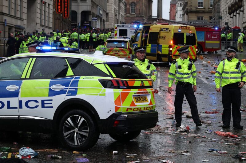 L'arrêt de la police Arrest Man after Car collision avec la foule du défilé du trophée de Premier League de Liverpool