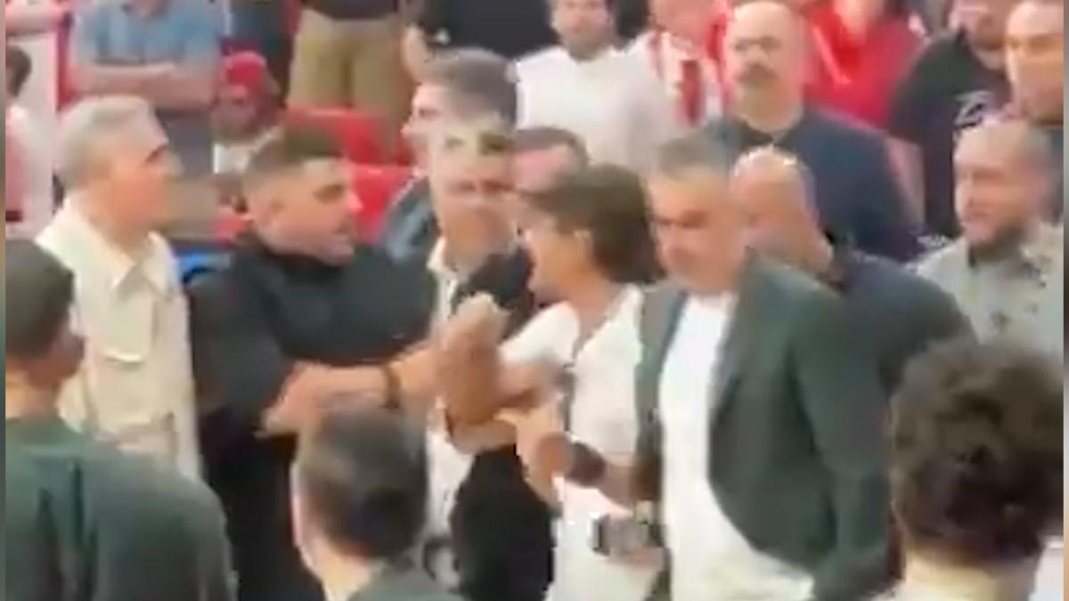 Le propriétaire du Panathinaikos Lía et l'expulse avant de commencer le match!