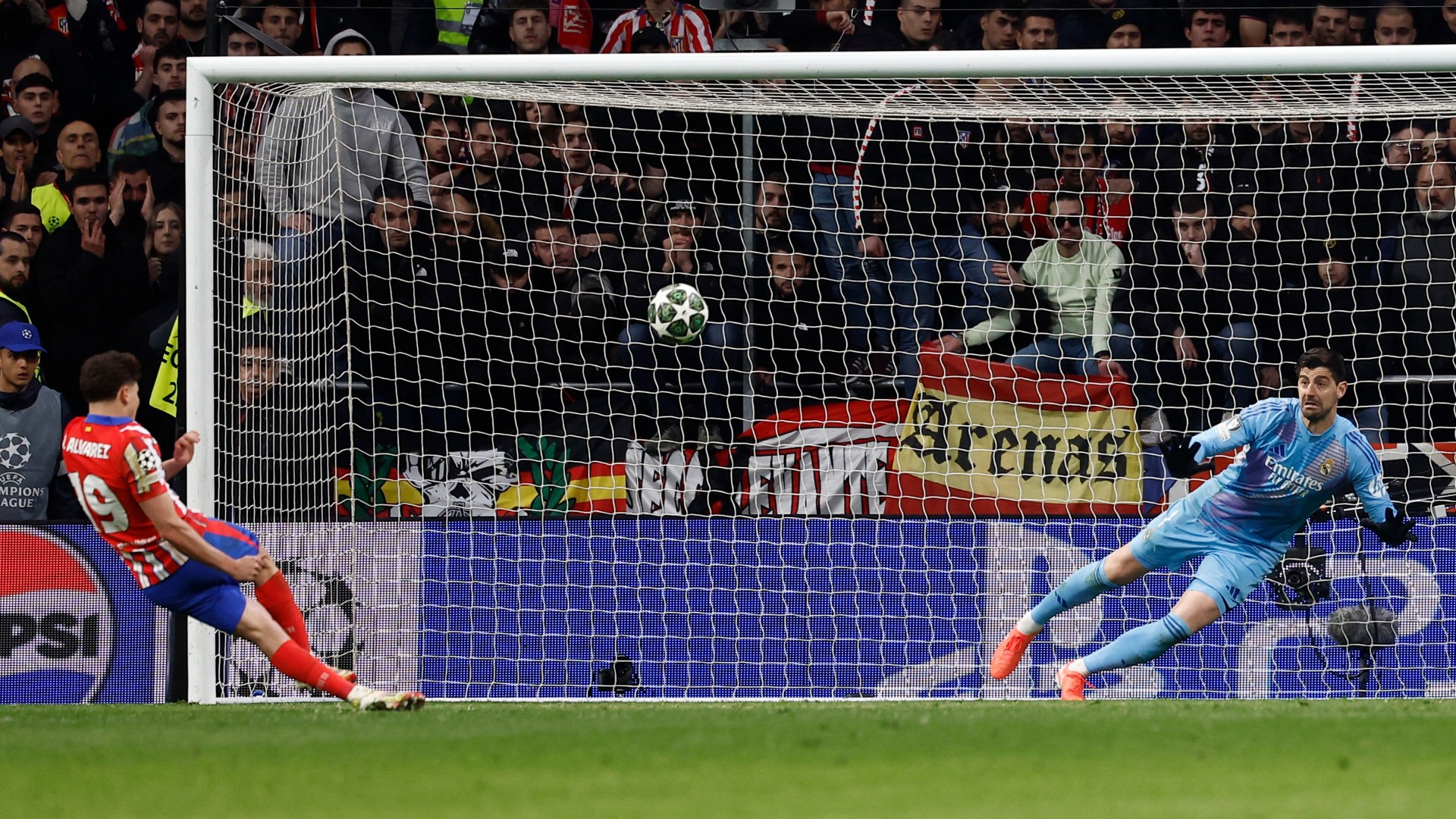 Les législateurs de football font un changement majeur des règles après la pénalité controversée de la Ligue des champions de Julian Alvarez vs Real Madrid