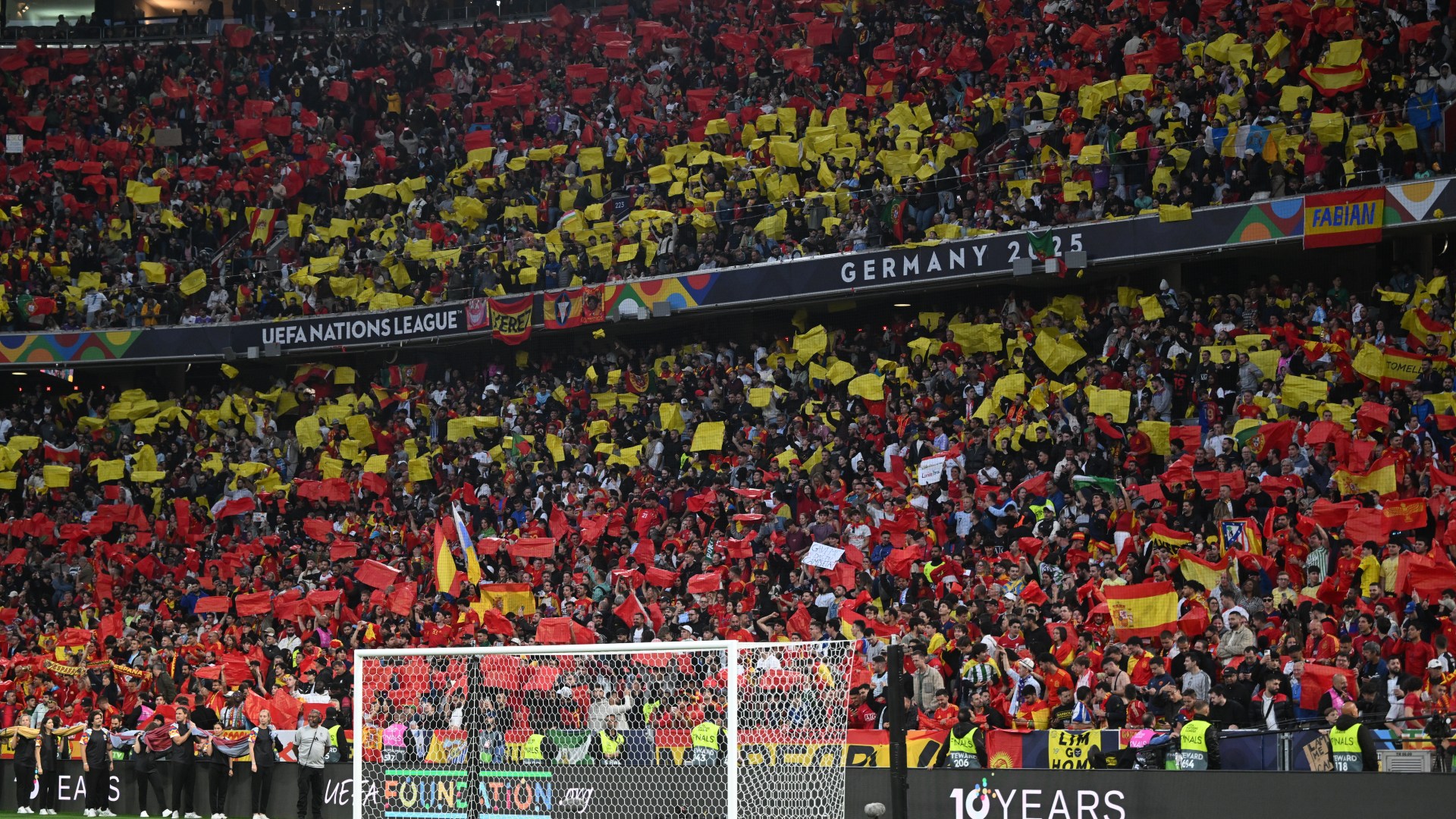 La finale de la Ligue des nations a gâchée par la tragédie alors que le spectateur meurt après être tombé dans le niveau inférieur pendant la victoire du Portugal sur l'Espagne