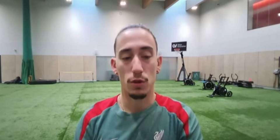 Kostas Tsimikas révèle la règle d'or d'Arne Slot qui a tout changé pour Liverpool
