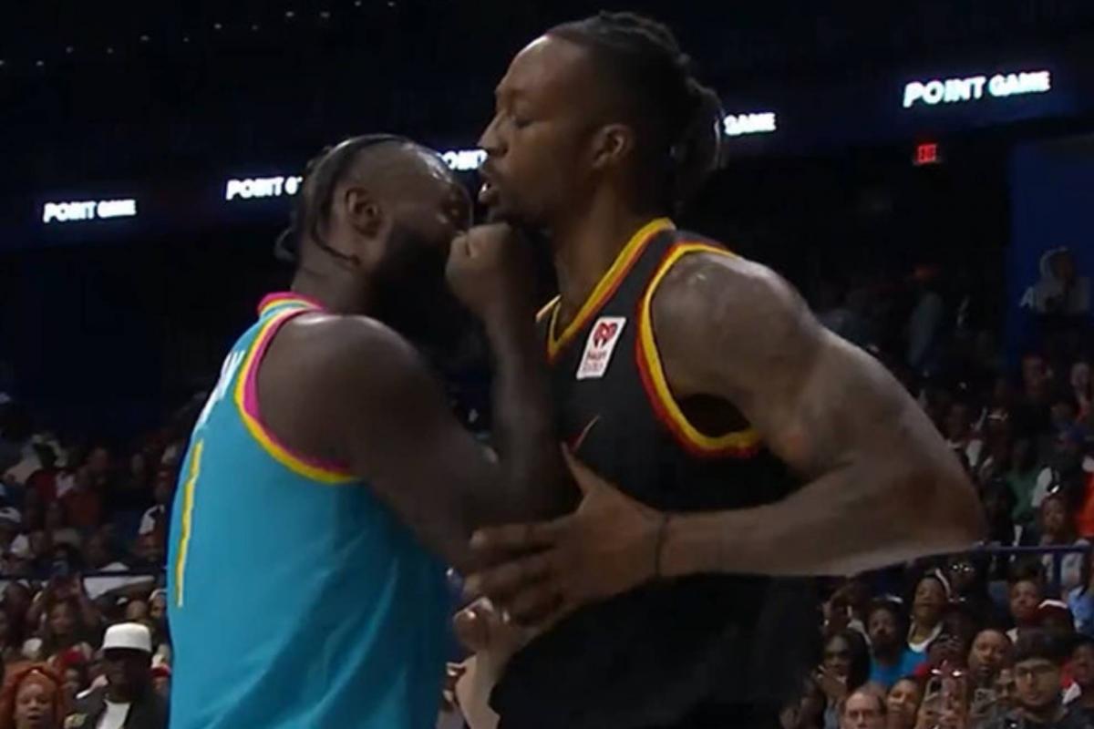 Dwight Howard revient pour jouer et se bat avec “La star née pour perdre et construite pour gagner”