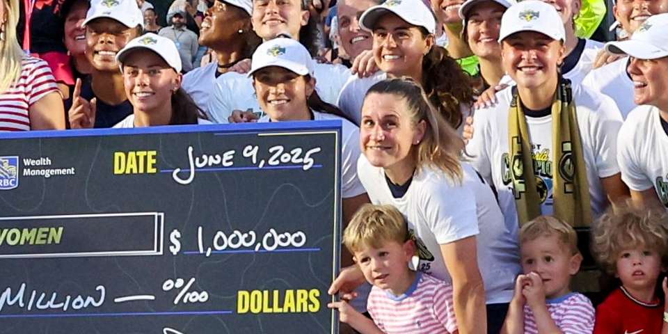 Carli Lloyd, Ali Krieger, Heather O'Reilly et les femmes américaines remportent le TST 2025 et 1 million de dollars avec la victoire sur le Pitch Bumpy Pitch FC de Yuki Nagasato