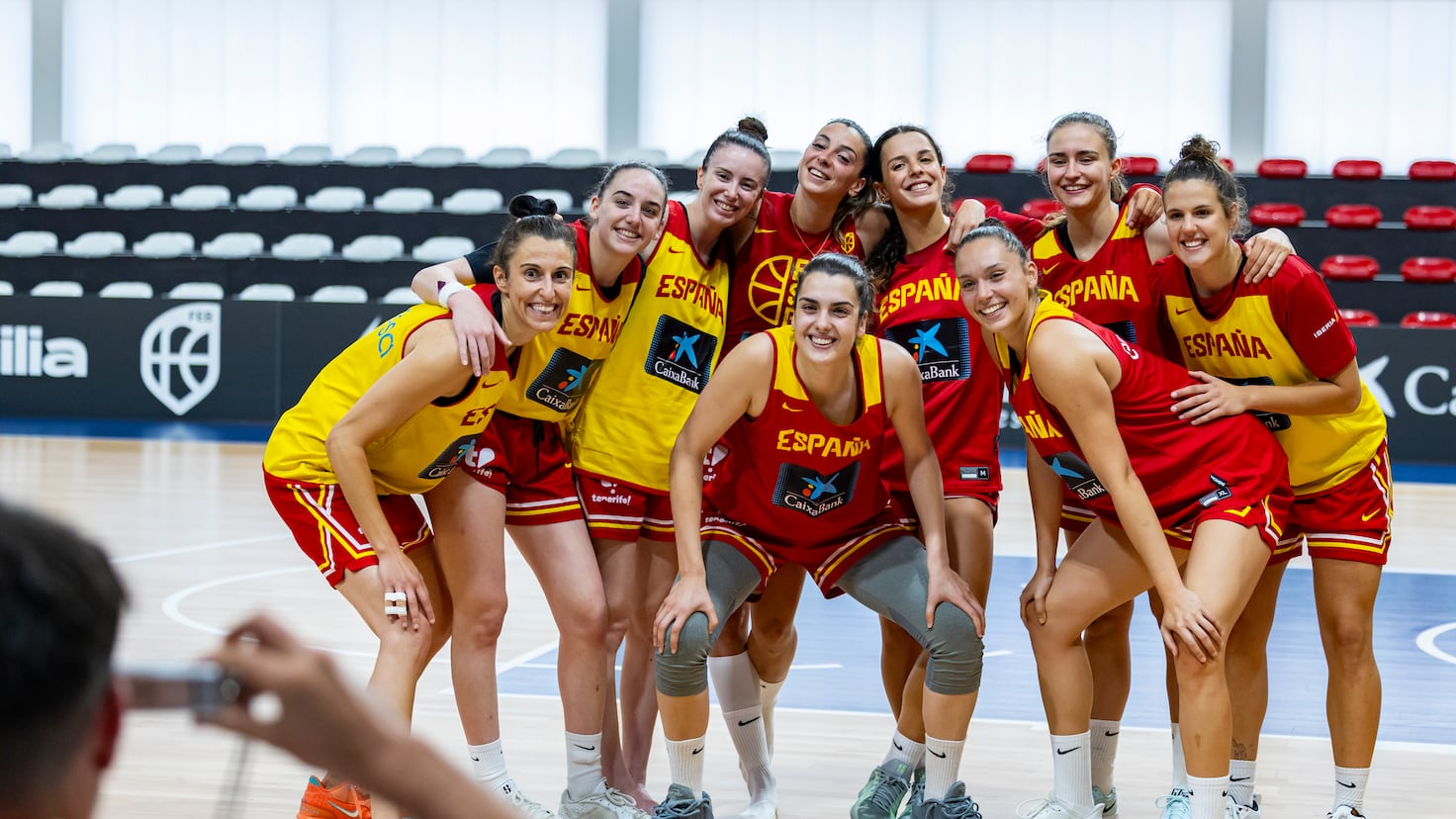 Combien de joueurs restent dans l'équipe féminine de basket-ball de l'Eurobasket 2023 et qui fait ses débuts?