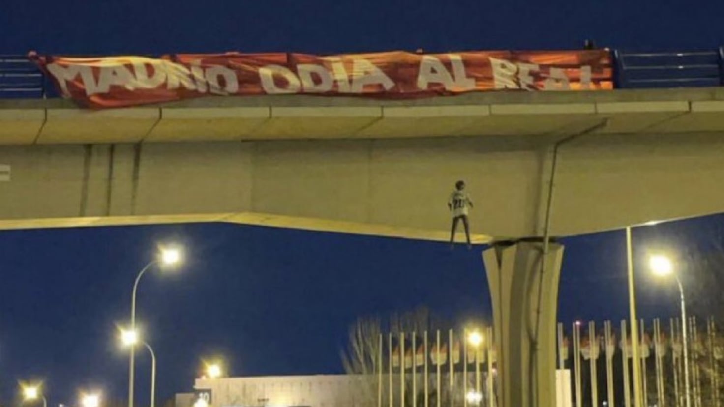 Les auteurs qui ont accroché une poupée Vinicius sur un pont