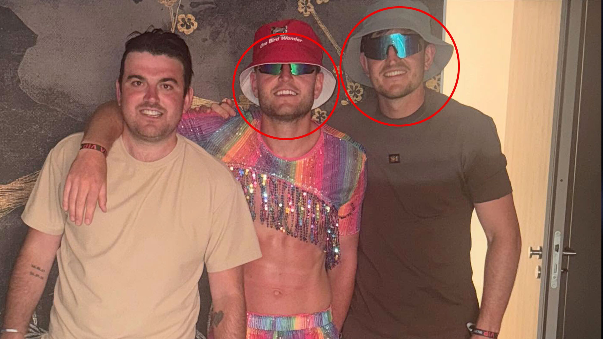 Le sosie de la ligue de Harry Maguire, deux étoiles, le frère star porte un top crop tandis que l'homme utd ace le rejoint sur son cerf fait en Croatie