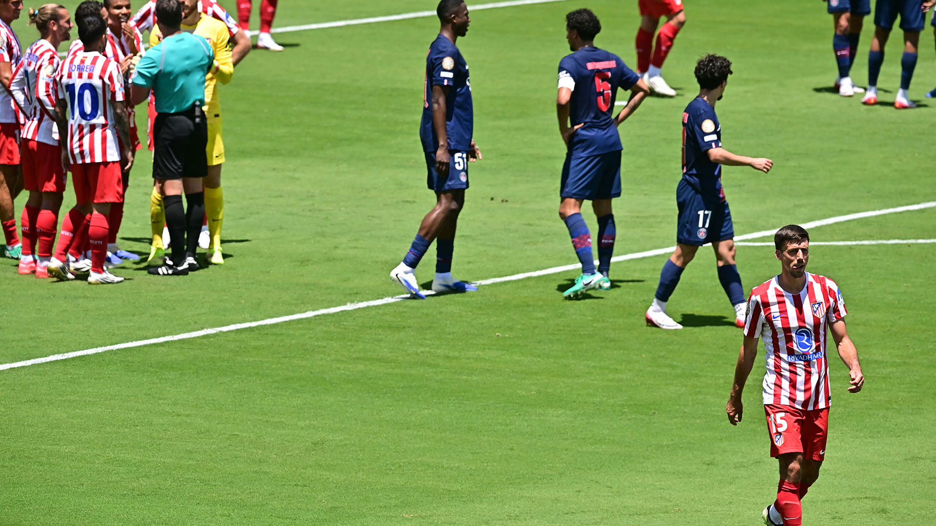 L'ancienne star de la Premier League, 29 ans, obtient le premier carton rouge de la Coupe du Monde Club… après que l'arbitre oublie qu'il avait été réservé