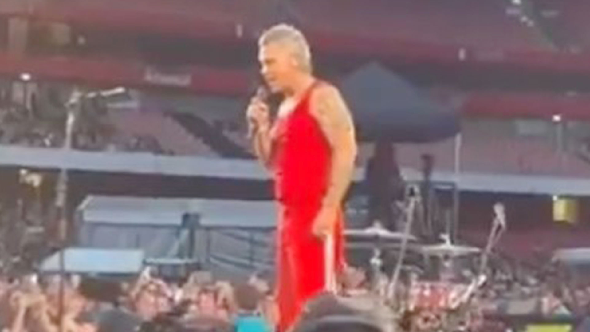 'Jusqu'à quel point?' – Robbie Williams Trolls Trolls Arsenal Fans avec des Spurs en plaisantant pendant son propre concert aux Emirats
