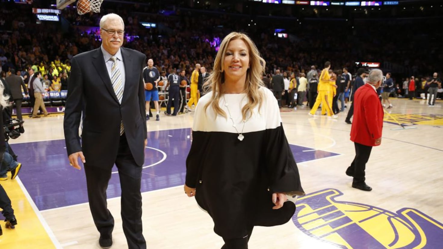 Historique: la famille des bus vend les Lakers