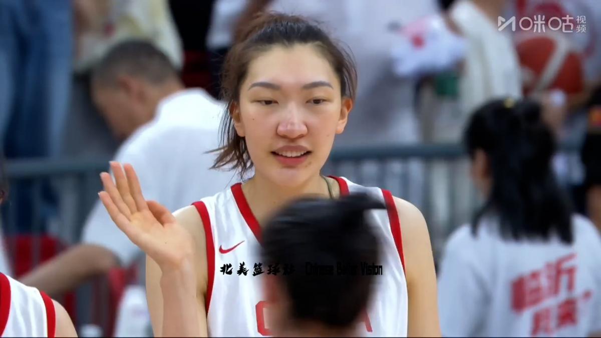 Le giganta chinois de 2,20 et 18 ans étonnait ses débuts avec la sélection absolue