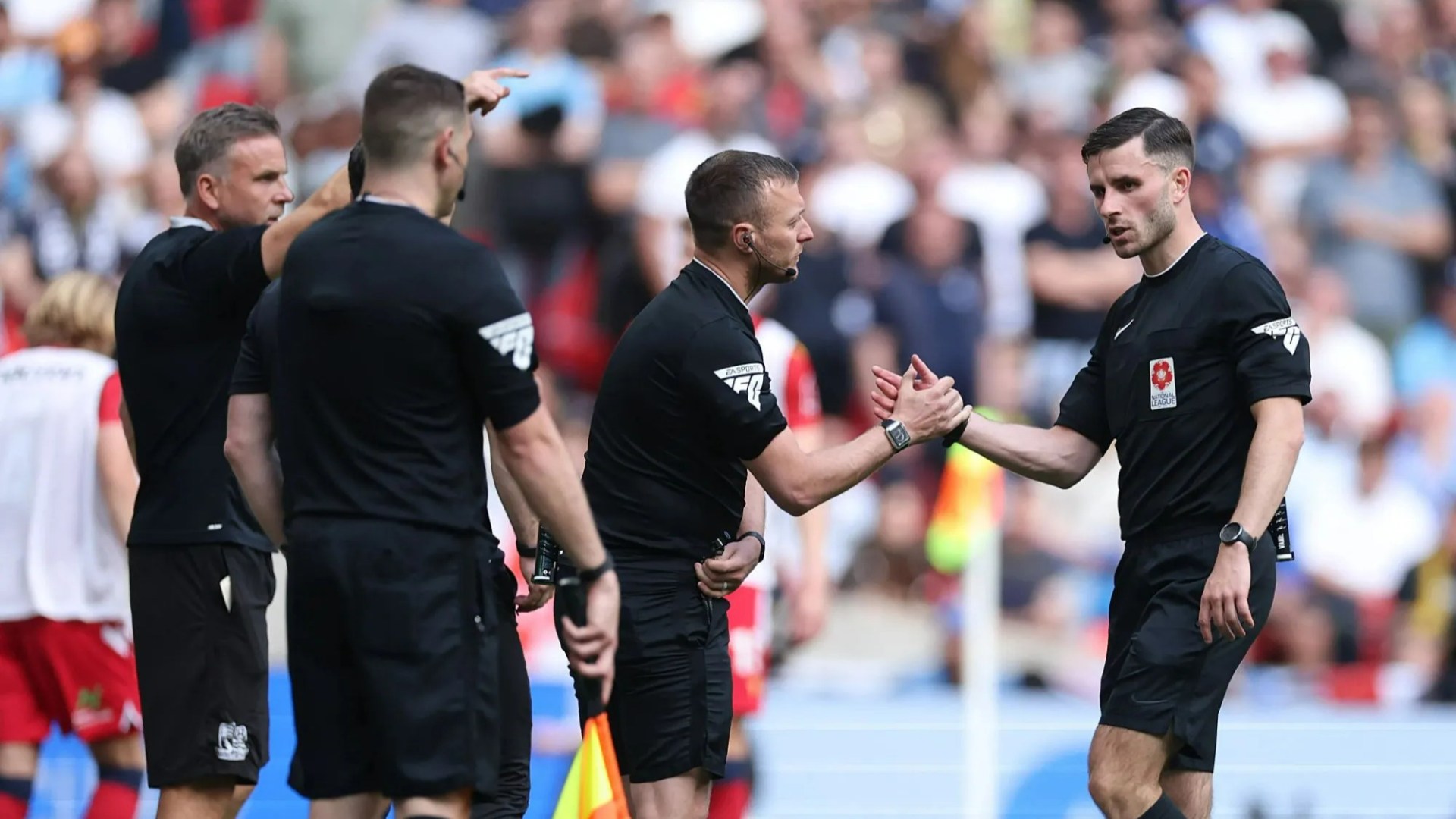 L'arbitre final des éliminatoires de la Ligue nationale s'est allongé avec une crampe en prolongation de cravate dramatique à Wembley
