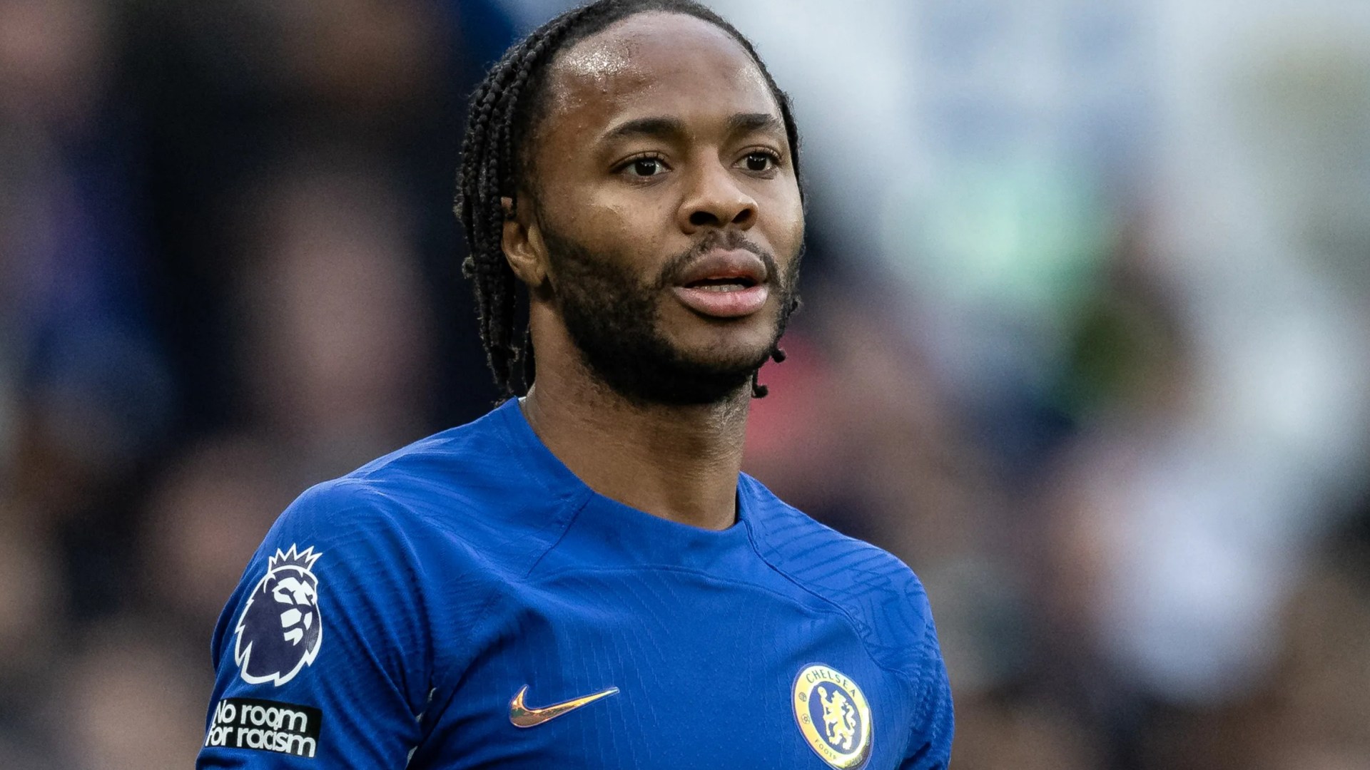 Chelsea prend une énorme décision sur l'avenir de Raheem Sterling alors que la signature de Big-name est dépouillée du numéro d'équipe