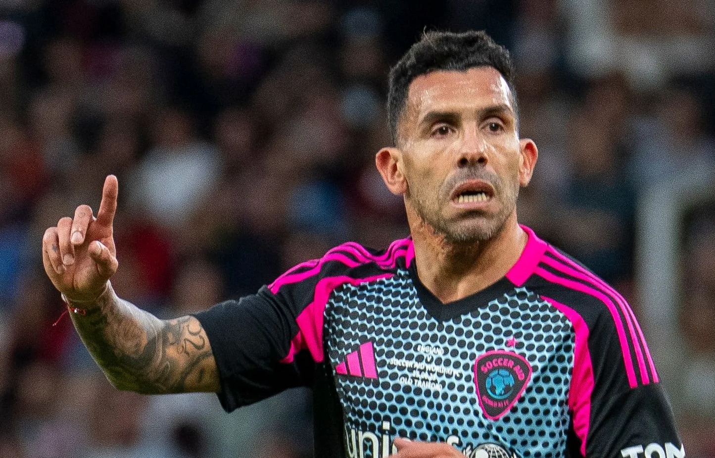 “ L'aide au football m'a absolument secoué '' – les fans de l'homme Utd furieux de ce que Carlos Tevez a fait après avoir marqué à Old Trafford