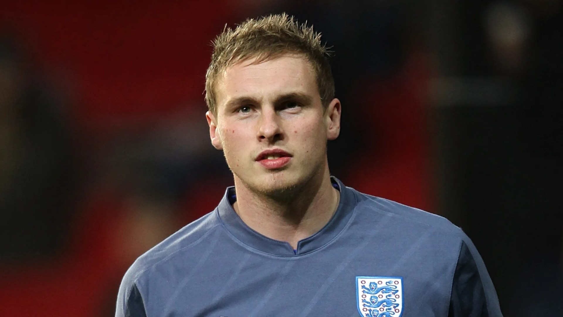 L'ancienne star de la Premier League, 39 ans, achète un club de crise qu'il gère quelques semaines seulement après avoir été rétrogradé trois divisions