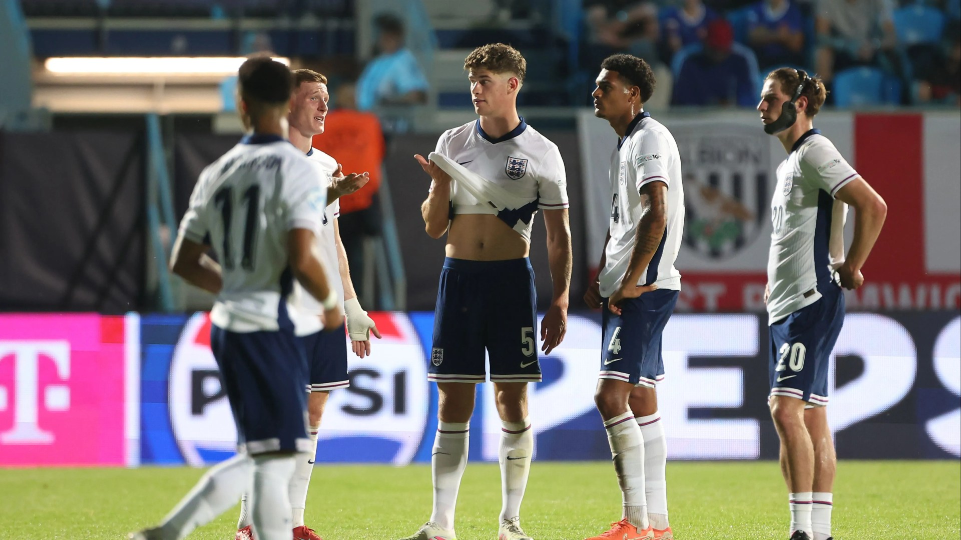 L'Angleterre U21s s'affronter avec l'Allemagne suspendue alors que le stade a plongé dans la semi-pêche et les joueurs ont enlevé le terrain