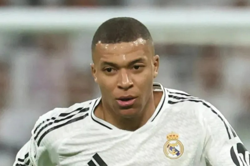 Kylian Mbappe a été emmené à l'hôpital après avoir été forcée de quitter la Coupe du monde du Real Madrid Club Clash