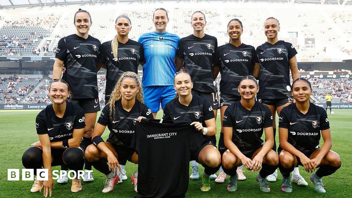 Angel City FC Portez des t-shirts «Immigrant City Football Club» au milieu des raids de glace