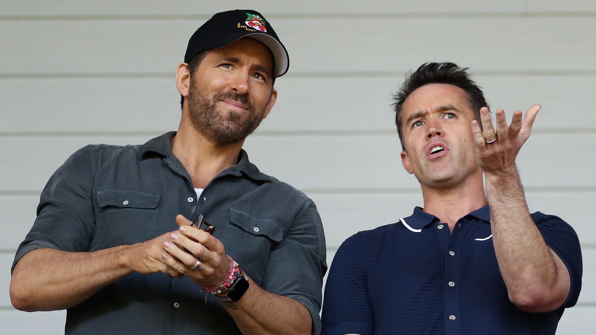 Ryan Reynolds et Rob McElhenney suivant la situation contractuelle du héros du culte EFL avec Sheffield mercredi dans Dire Straits