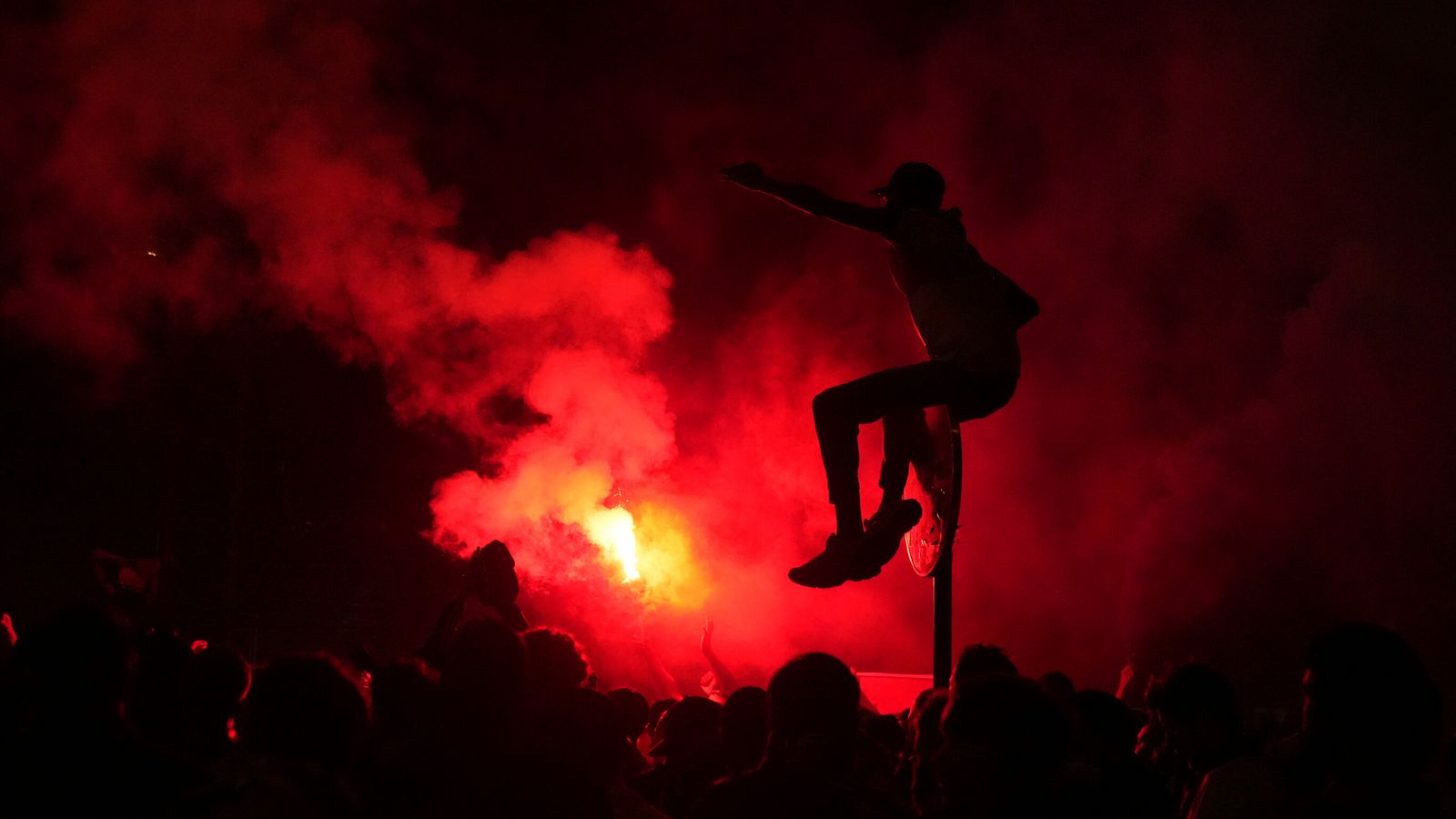 La Ligue des champions du PSG: deux morts et des centaines d'arrestations à travers la France après la finale | Nouvelles de football