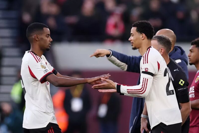 Hugo Ekitike sends message to Alexander Isak after Liverpool worst fears confirmed