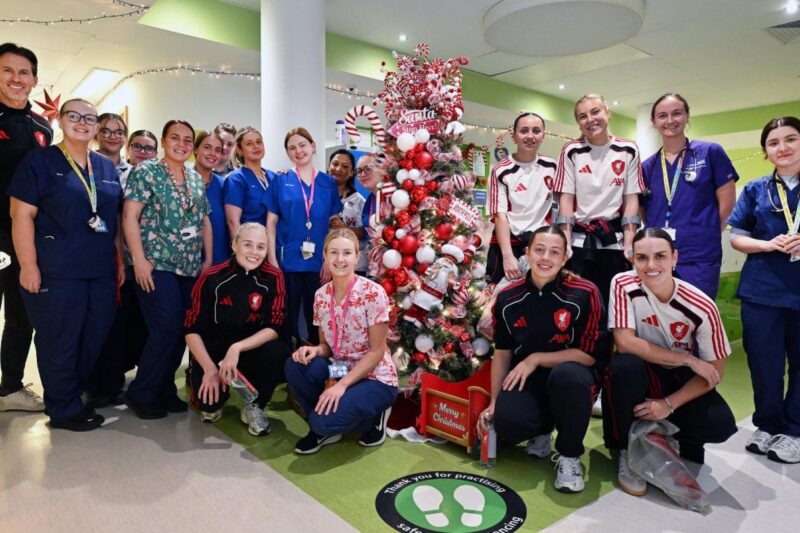 LFC Women make annual Christmas visit to Alder Hey
