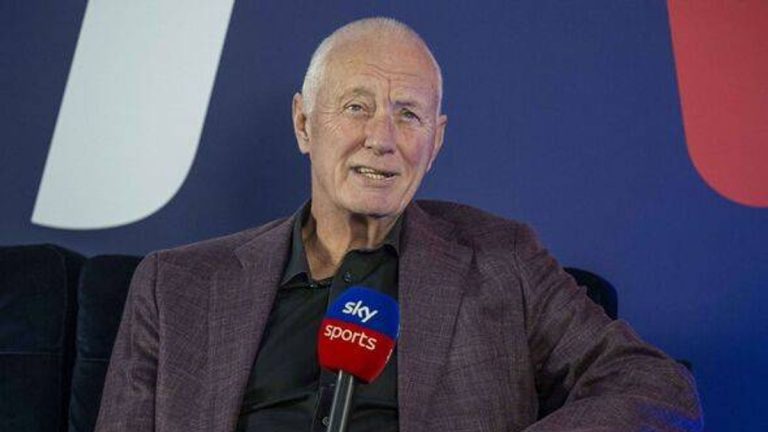 0_Barry-Hearn-talks-into-a-microphone.jpg