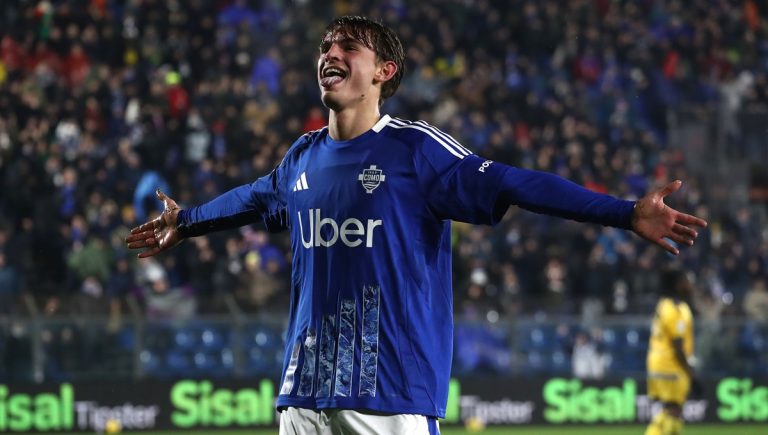 Nico-Paz-celebrating-scoring-for-Como.jpg